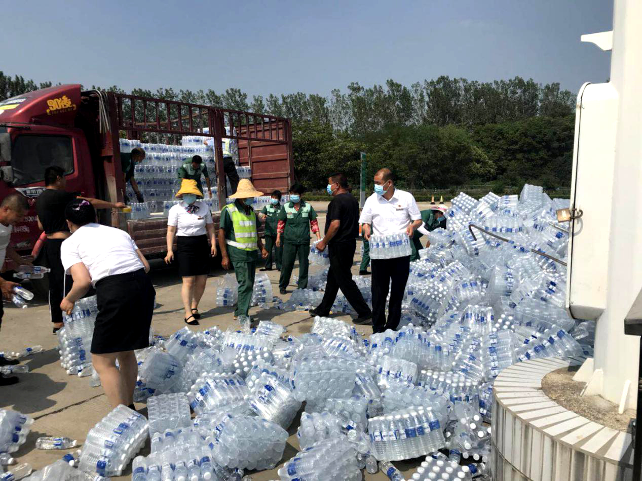 平南服務區幫助側翻貨車 (1)_副本.jpg