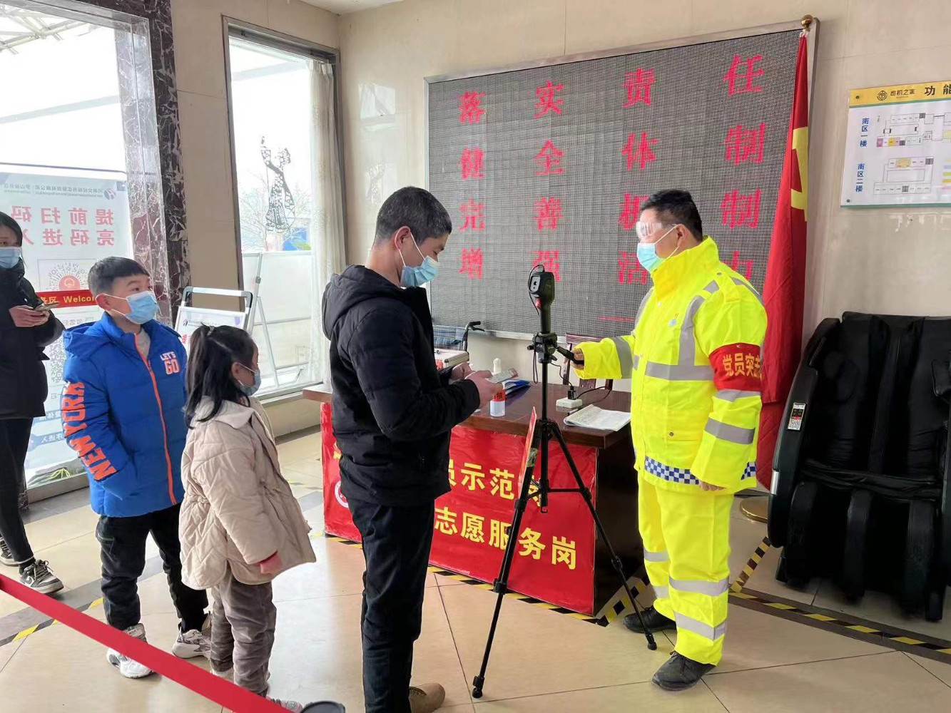 1月25日,羅山服務區黨員干部嚴格執行疫情防控工作,指導司乘朋友速快掃碼,代查健康碼。李坤 攝.jpg