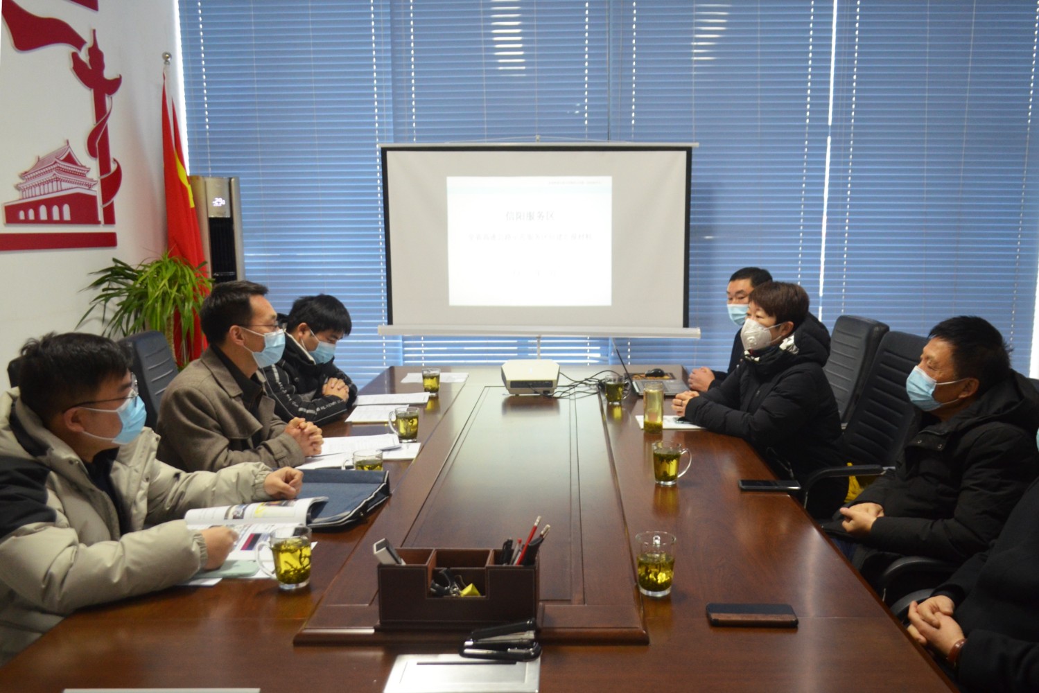 示范專家組到信陽服務區(qū)省評檢查工.jpg 示范專家組到信陽服務區(qū)省評檢查工.jpg