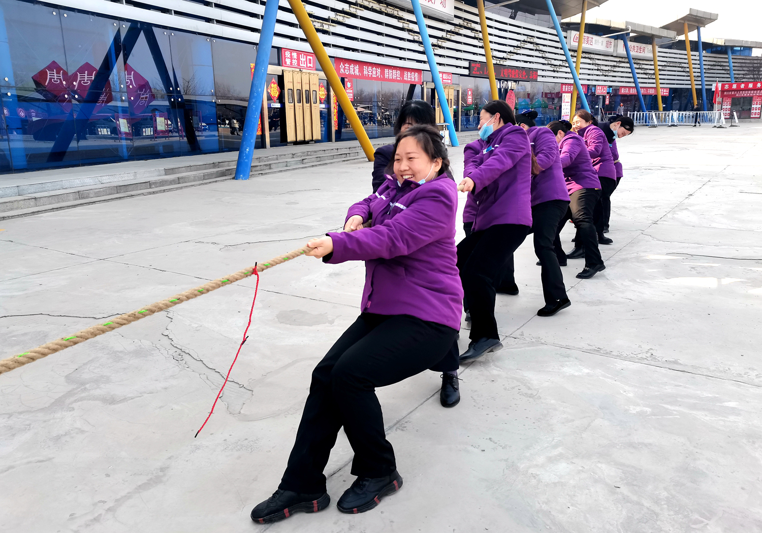 3月7日，周口東服務區舉行了“三八”國際婦女節趣味運動會，用健康、快樂的方式慶祝第112個國際婦女節的到來。張增利 攝.png
