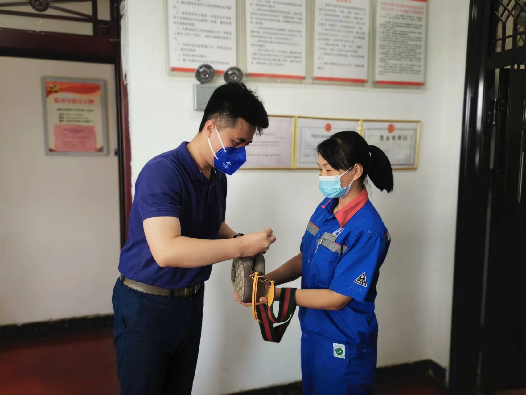 2022年6月18日高速石化許昌加油站員工師曉莉拾金不昧圖片,拍攝人:徐姍 (1).jpg 2022年6月18日高速石化許昌加油站員工師曉莉拾金不昧圖片,拍攝人:徐姍 (1).jpg