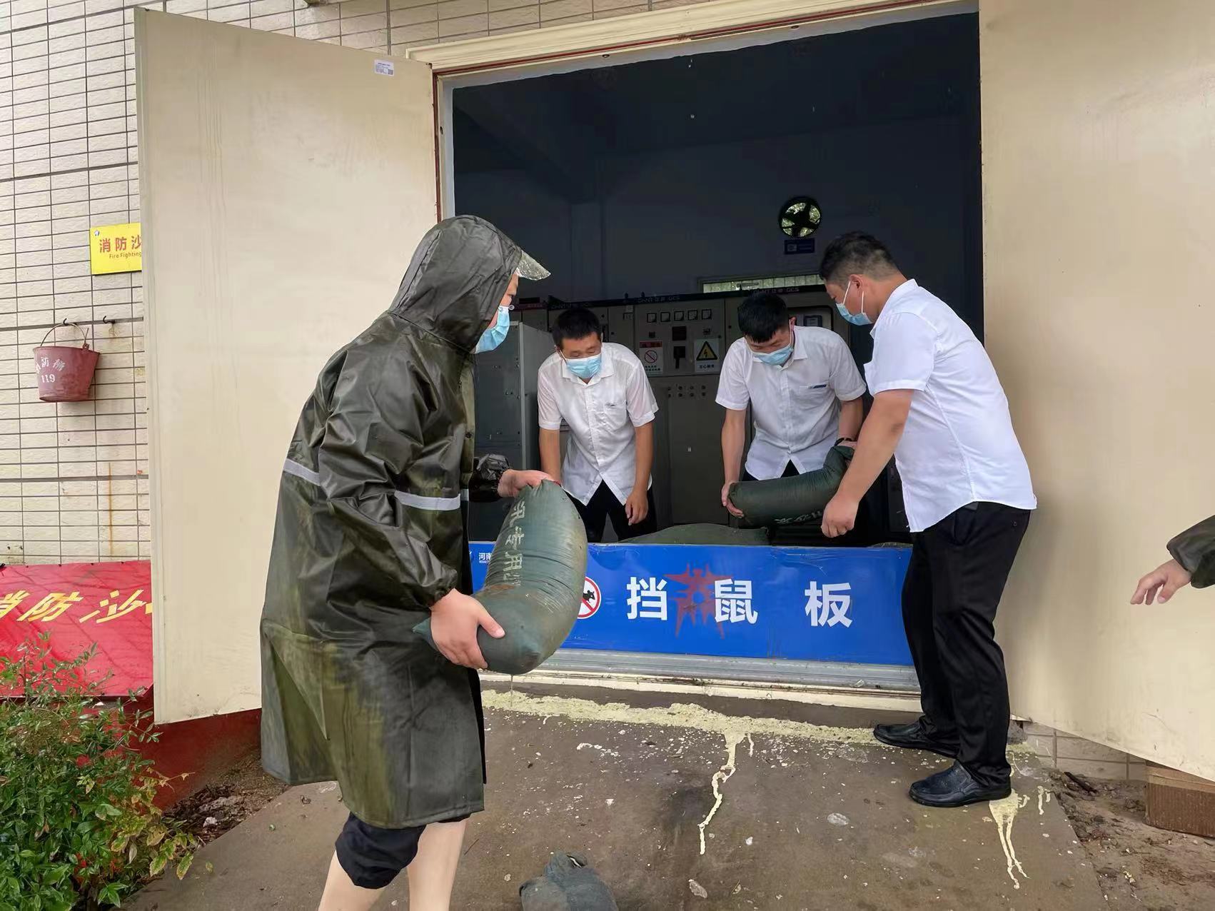 7月5日 商丘服務(wù)區(qū)放置沙袋、擋鼠板.jpg