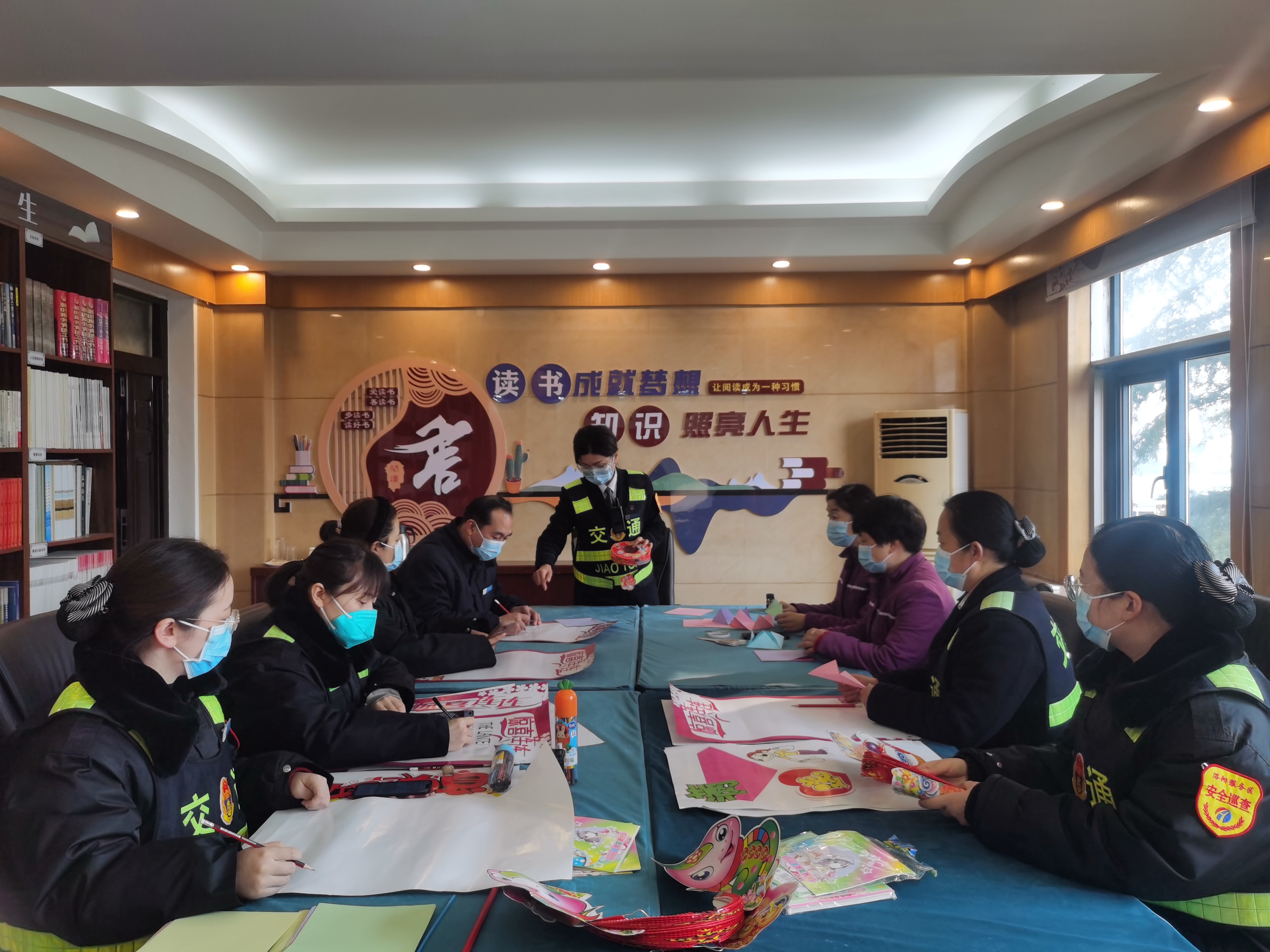 2月5日,洛陽服務區(qū)積極組織員工繪制元宵節(jié)海報,制作手工燈籠。 (3).jpg 2月5日,洛陽服務區(qū)積極組織員工繪制元宵節(jié)海報,制作手工燈籠。 (3).jpg