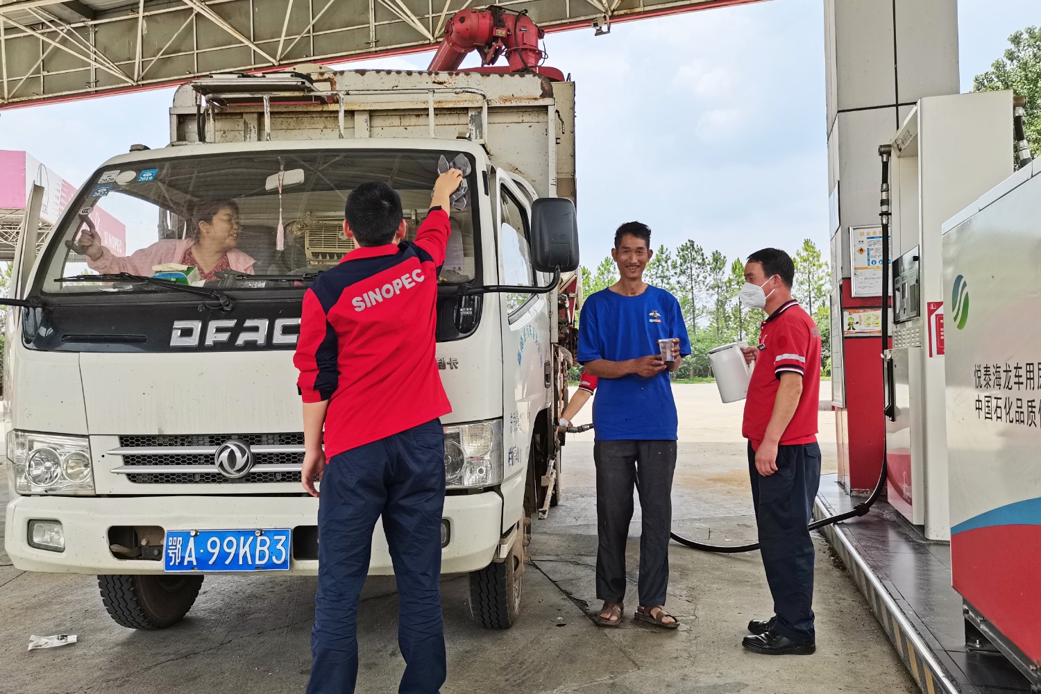 5月31日息縣服務區加油站三夏保供油同時提供熱水。拍攝人:曹豐士 (2).jpg