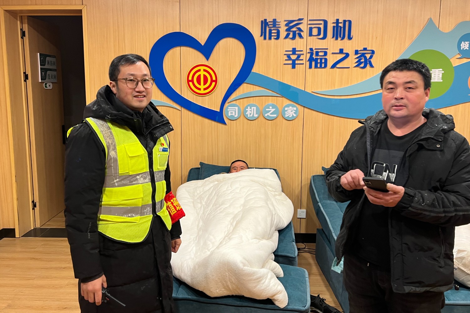 1月15日晚 嵩縣白云山服務(wù)區(qū) 為滯留司乘人員安排住行(攝影:李俊輝 19937921151) (2).jpg