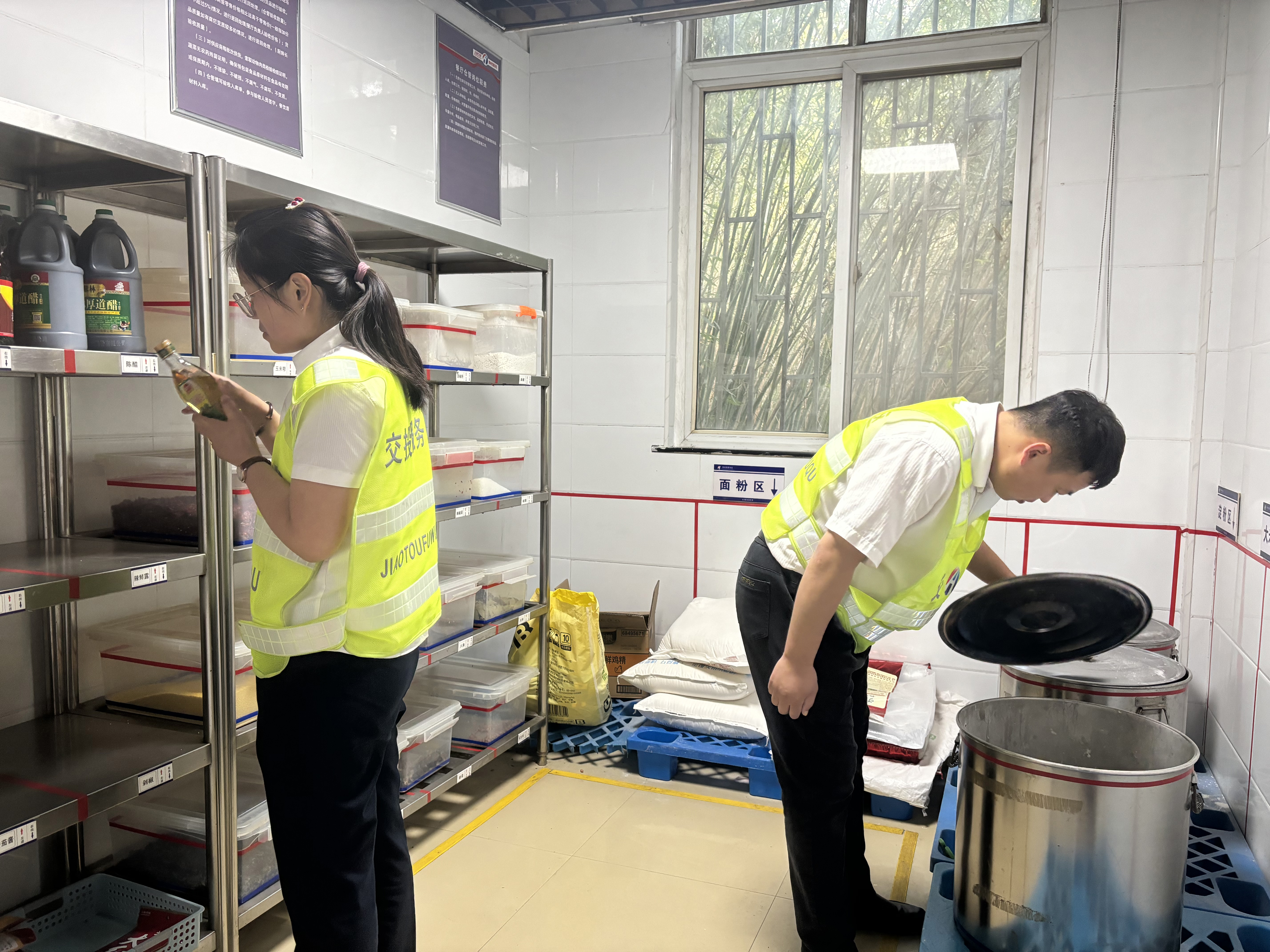 禹州西服務區開展五一節前安全生產檢查(拍攝袁赫赫16638580327).jpg 禹州西服務區開展五一節前安全生產檢查(拍攝袁赫赫16638580327).jpg