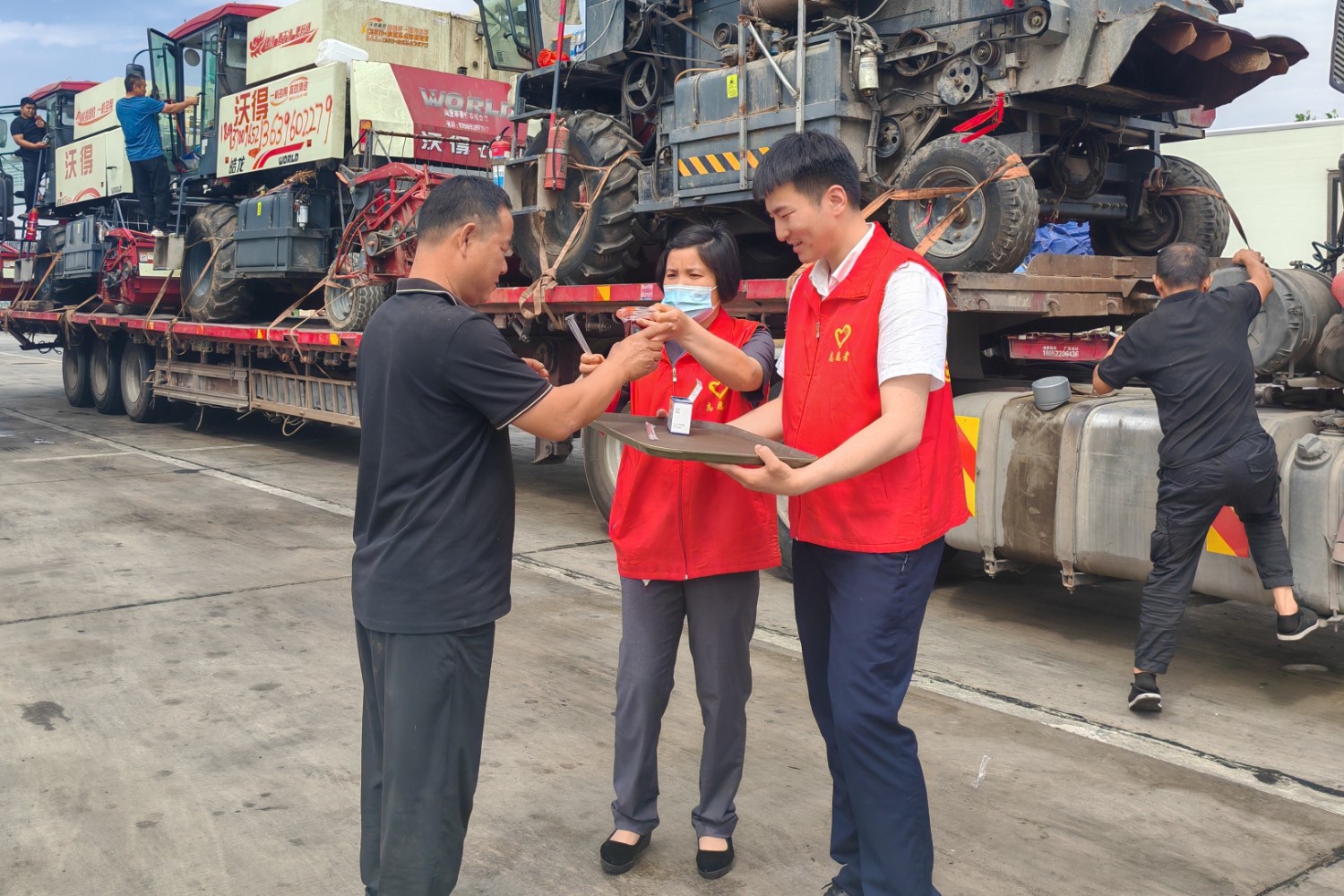 5月21日,上蔡服務區為“三夏”跨區機收車輛司乘人員,提供梔子茶、菊花茶、愛心綠豆湯降暑3。(拍攝者:王玉茹 15738537616).jpg