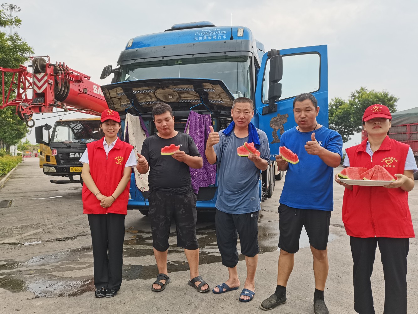 2024年8月7日,小浪底北服務區開展“河南交投酷暑送清涼”活動,志愿者為過往司乘免費送上西瓜,獲得司乘夸贊!(拍攝者趙利娟 15978791002).jpg